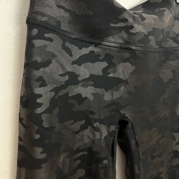 SPANX camo leggings black medium - Picture 4 of 8